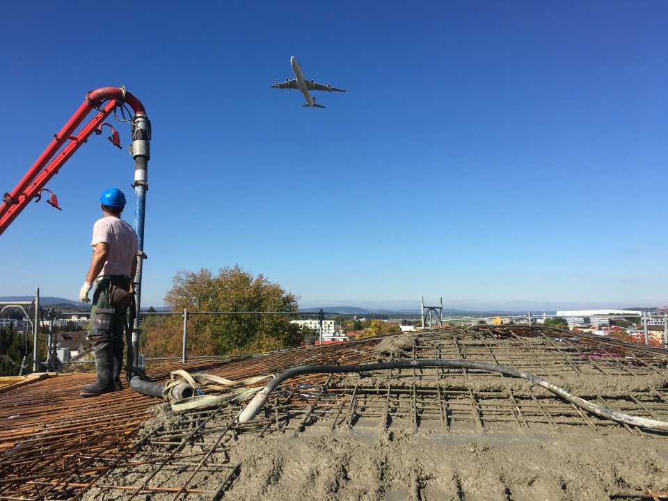 Die Decke der Laterne &uuml;ber der Hallentreppe wird betoniert.
